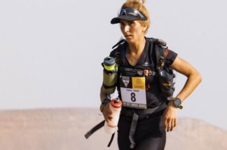 marathon-des-sables-:-les-marocains-aziza-el-amrany-et-mohamed-el-morabity-remportent,-chacun-dans-sa-categorie,-la-premiere-etape