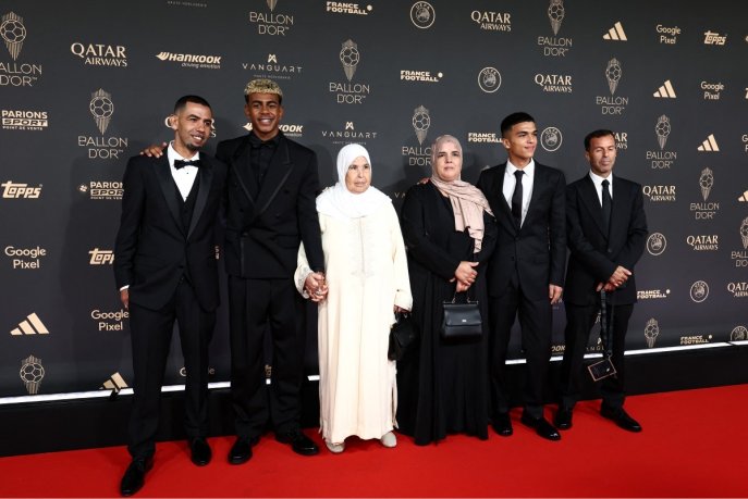 La Photo de la semaine : Lamine Yamal reçoit son trophée de ‘’meilleur jeune’’ en famille