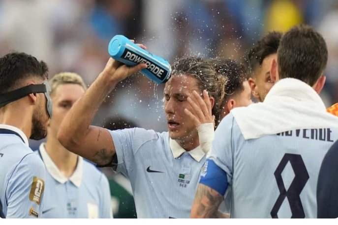 Pauses d’hydratation au Mondial 2026, une dérive commerciale  La pause hydratation alimente les accusations d’« américanisation » du football, plusieu