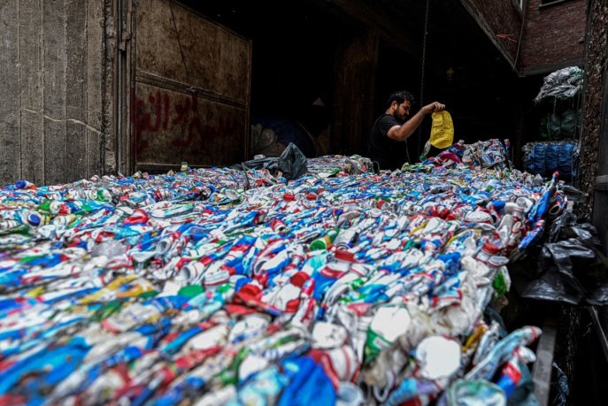 Au Caire, la guerre fait les affaires de la "cité des déchets" face aux pénuries de plastique