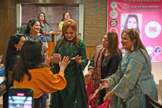 au-pakistan,-les-applications-de-rencontre-bousculent-les-marieuses