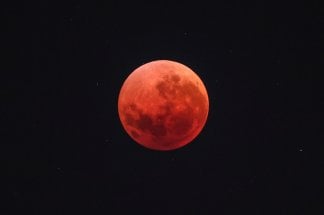 une-lune-de-sang-observee-durant-une-eclipse-totale-de-lune