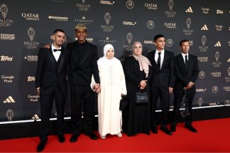 la-photo-de-la-semaine-lamine-yamal-recoit-son-trophee-de-meilleur-jeune-en-famille