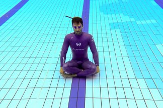 vingt-neuf-minutes-sous-l-eau-lexploit-a-couper-le-souffle-dun-apneiste-croate