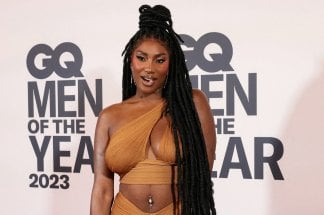 harcelee-aux-jo-de-paris-aya-nakamura-poursuit-sa-destinee-avec-un-nouvel-album-et-smpose-en-star