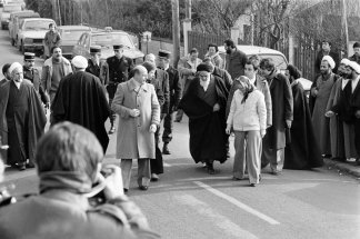 le-pari-perdu-de-loccident-sur-la-revolution-iranienne-de-neauphle-le-par-hassan-zakariaa