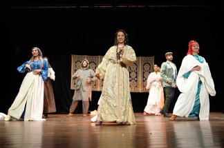 a-sale-la-piece-kandicha-une-legende-revisite-une-figure-emblematique-de-la-memoire-populaire