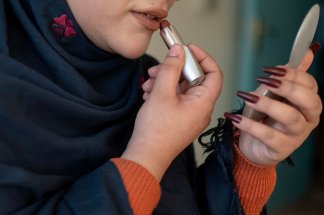 une-robe-bleue-une-chanson-un-cri-dans-la-montagne-ce-qui-fait-tenir-les-afghanes