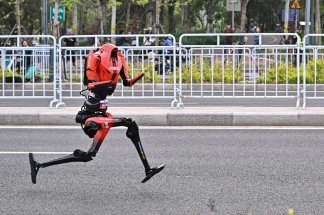 pekin-des-robots-humanoides-devancent-les-humains-au-semi-marathon