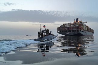 detroit-dormuz-escalade-verbale-et-militaire-autour-de-la-navigation-maritime