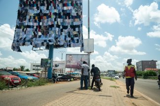 ghana-un-artiste-detourne-des-panneaux-publicitaires-pour-denoncer-la-fast-fashion