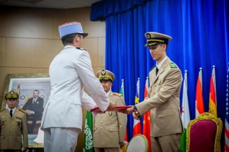 Moulay El Hassan préside à Kénitra la sortie de 304 officiers du CREMS