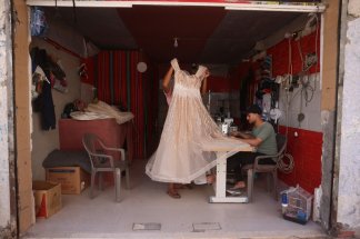 A Gaza, les ruses de couturiers pour recréer des robes de princesses  