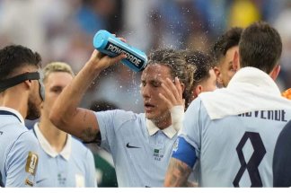 Pauses d’hydratation au Mondial 2026, une dérive commerciale  La pause hydratation alimente les accusations d’« américanisation » du football, plusieu