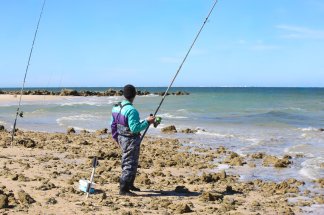a-dakhla-la-peche-a-la-ligne-cultive-lart-de-la-patience-au-coeur-dune-baie-dexception