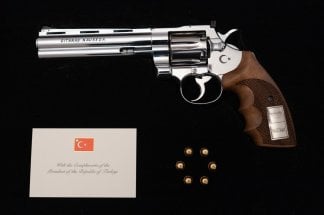 un-revolver-six-balles-l-etrange-cadeau-du-president-turc-aux-dirigeants-de-l'otan