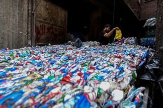 au-caire-la-guerre-fait-les-affaires-de-la-cite-des-dechets-face-aux-penuries-de-plastique