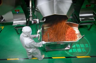 Le "latiao" chinois, la malbouffe portée par la puissance