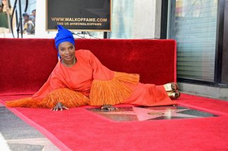 angelique-kidjo-premiere-chanteuse-africaine-etoilee-sur-le-walk-of-fame-d-hollywood