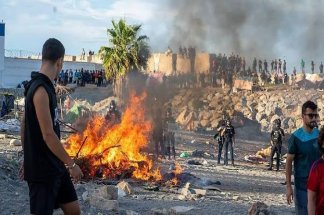 Sebta: les manifestations s’attaquent migrants dégénèrent en affrontements avec la police