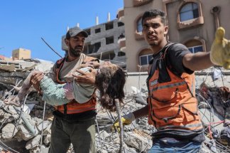 Gaza: 20 morts et des dizaines de disparus dans l'effondrement d'un immeuble fragilisé par les bombardements israéliens