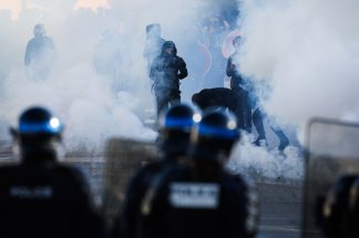 france-le-mouvement-lyceen-sembrase-agressions-et-fermetures-detablissements-se-multiplient