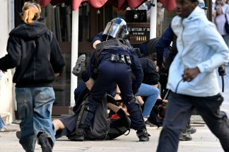 France : l’affrontement se poursuit, un lycéen gravement blessé à la veille d'un "acte III" mardi 