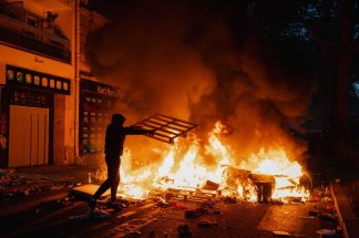 France : couvre-feux après le chaos du week-end, des gardes à vue et des blessés par milliers 