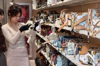En Chine, l'essor du luxe d'occasion bouscule les marques occidentales