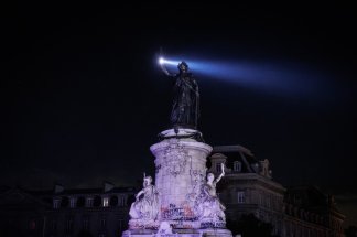 france-les-syndicats-ressortent-decus-de-matignon-et-troisieme-nuit-de-couvre-feu